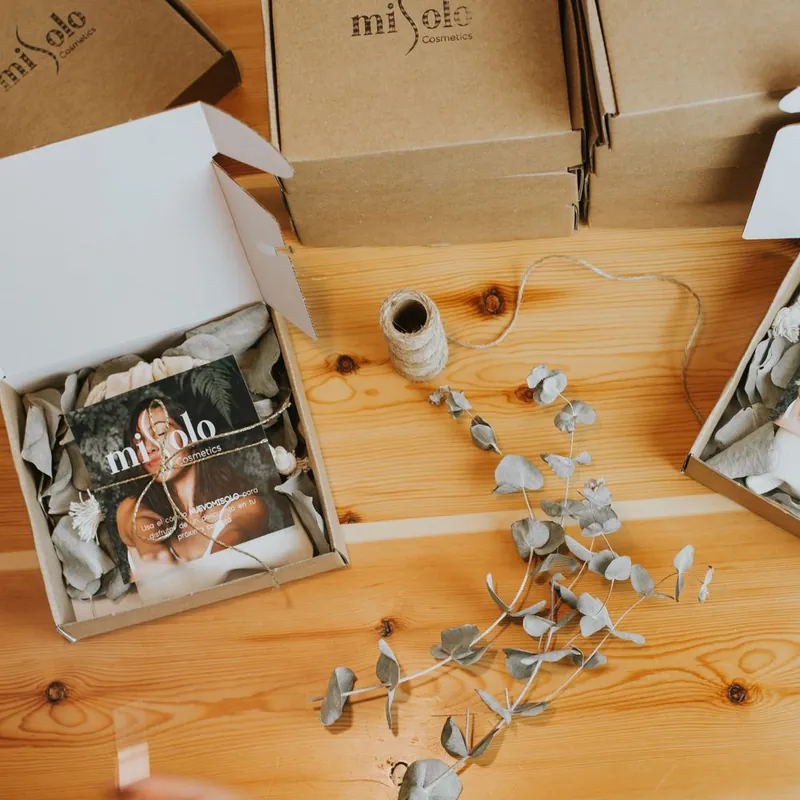 Branded cosmetic mailer boxes with printed insert cards for an unboxing experience