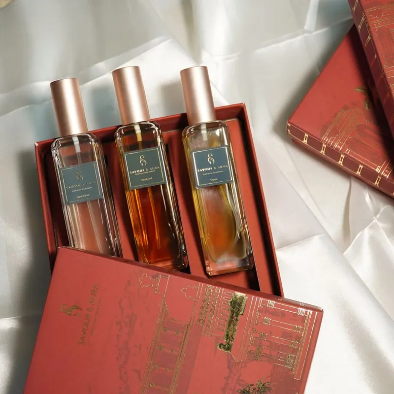 Custom perfume bottles presented in a rigid printed gift box set