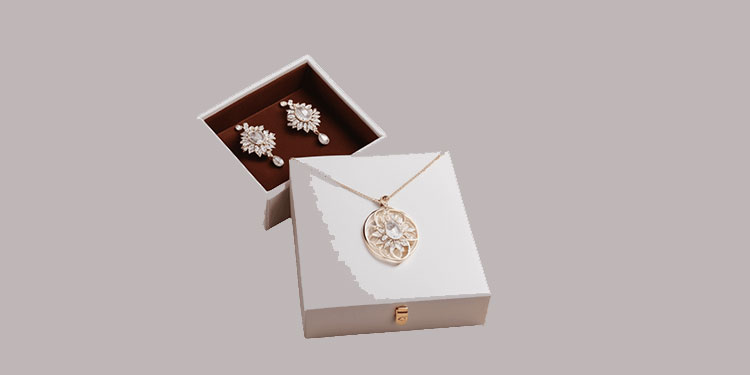 Can I customize the design and branding of my jewelry packaging?